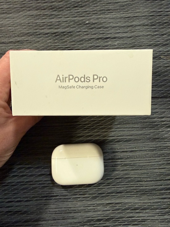 Apple Other - Apple AirPods Pro /MagSafe Case - White great condition new silicone ear pieces